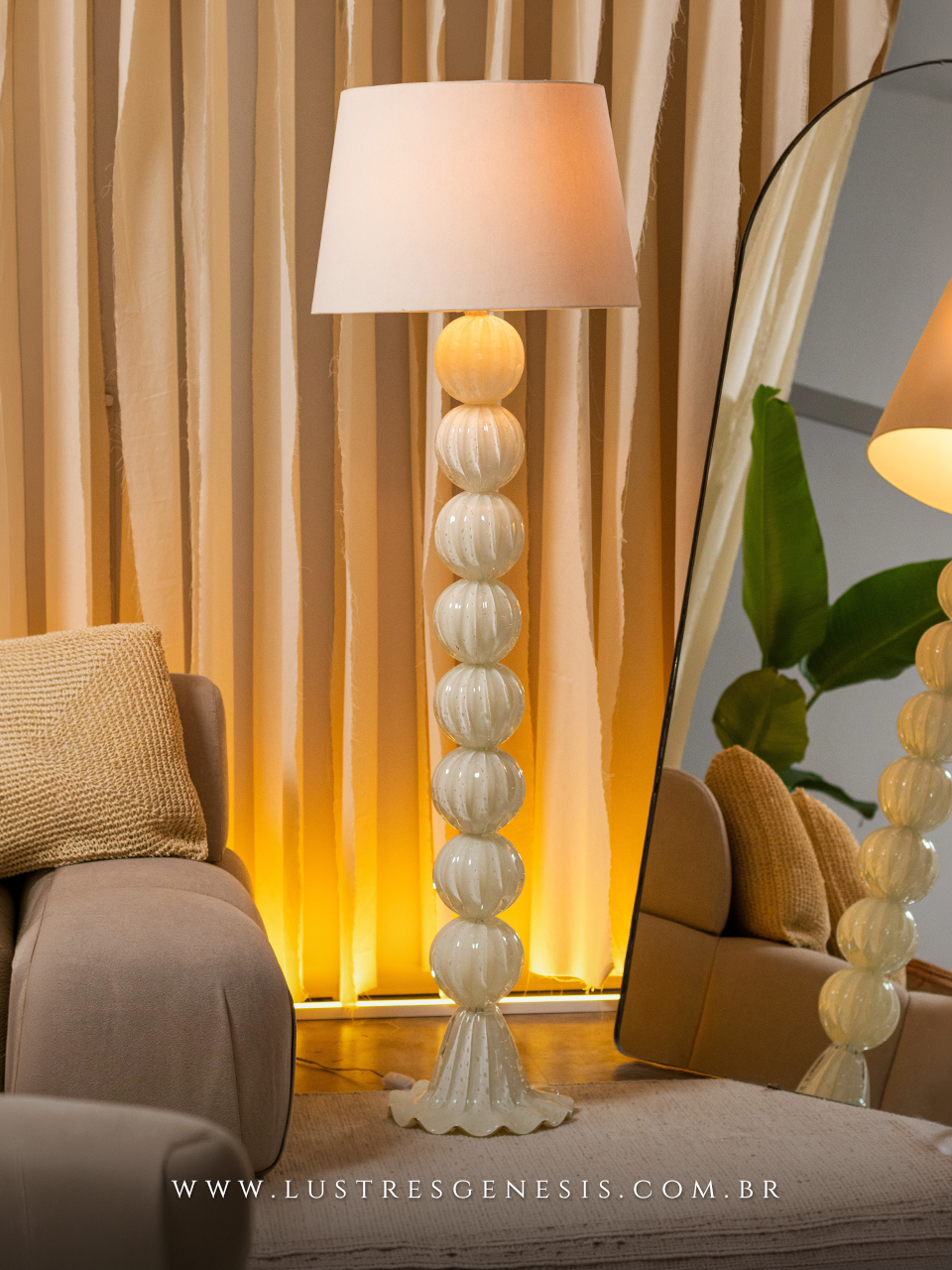 Com sua estrutura alta e presença elegante, o Lord é ideal para iluminar ambientes com sofisticação e estilo. Seja para dar um toque de luxo à sua sala de estar, escritório ou qualquer outro espaço, este abajur transforma a decoração, proporcionando uma iluminação suave e envolvente.